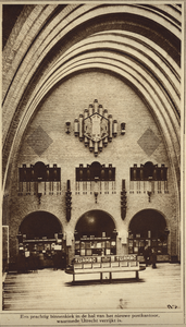 870005 Interieur van het nieuwe Hoofdpostkantoor (Neude): de centrale hal.